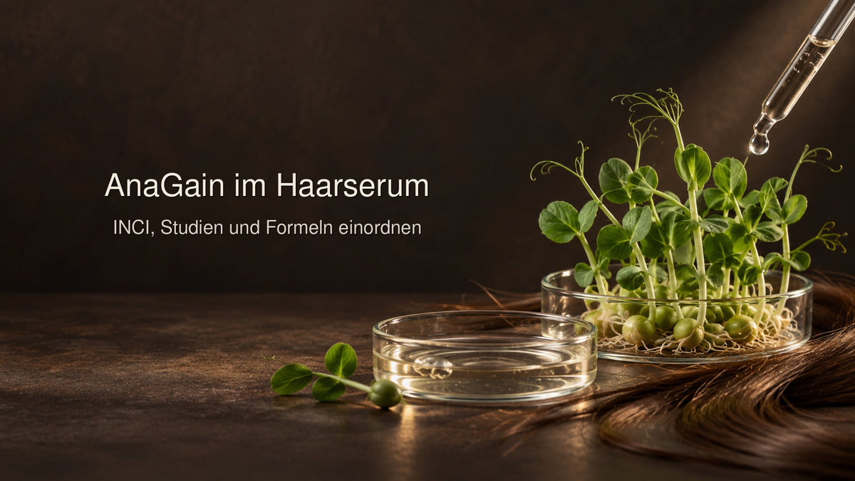 Junge Erbsensprossen neben klarer Serumtextur und einer Pipette auf dunkelbraunem Hintergrund. Die Bildaufschrift ordnet AnaGain im Haarserum anhand von INCI, Studien und Gesamtformel ein.