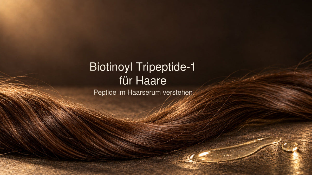 Goldbraune Haarfasern als Symbolbild für Biotinoyl Tripeptide-1 in der Haarpflege