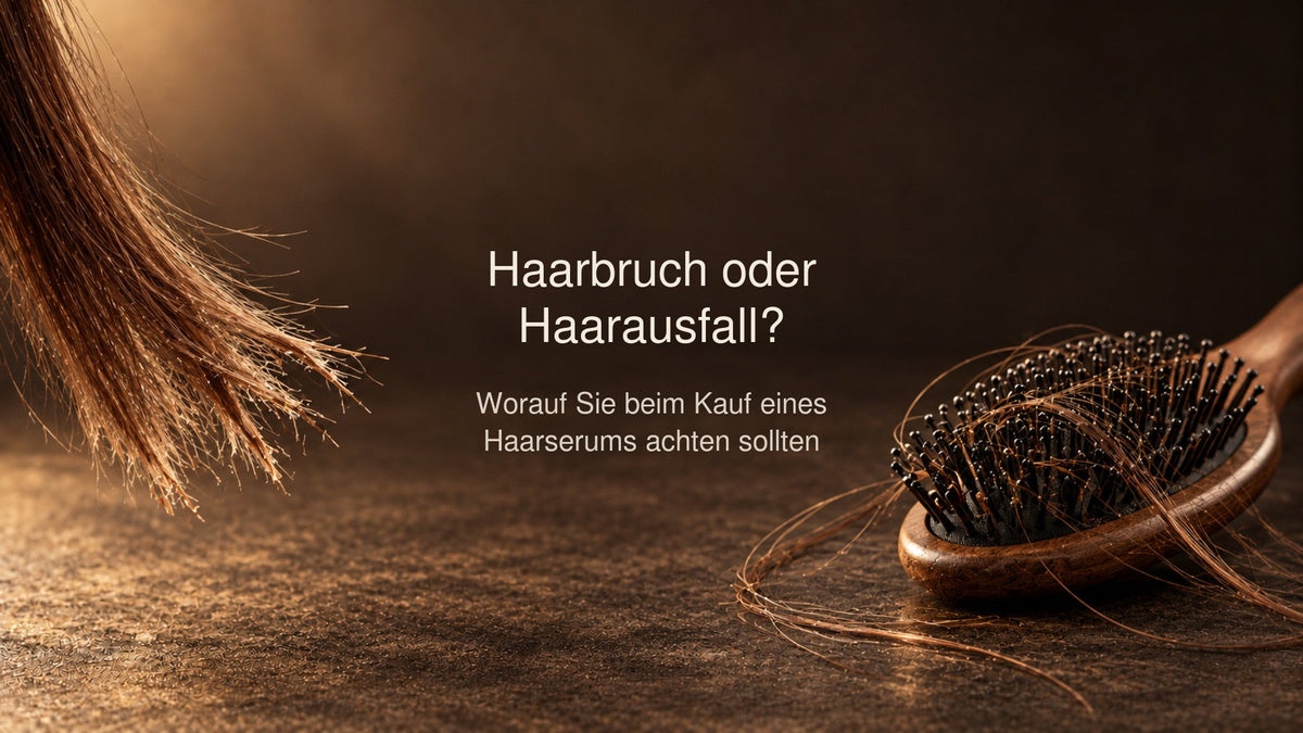 Frau prüft ihre Haarlängen zur Unterscheidung von Haarbruch und Haarausfall