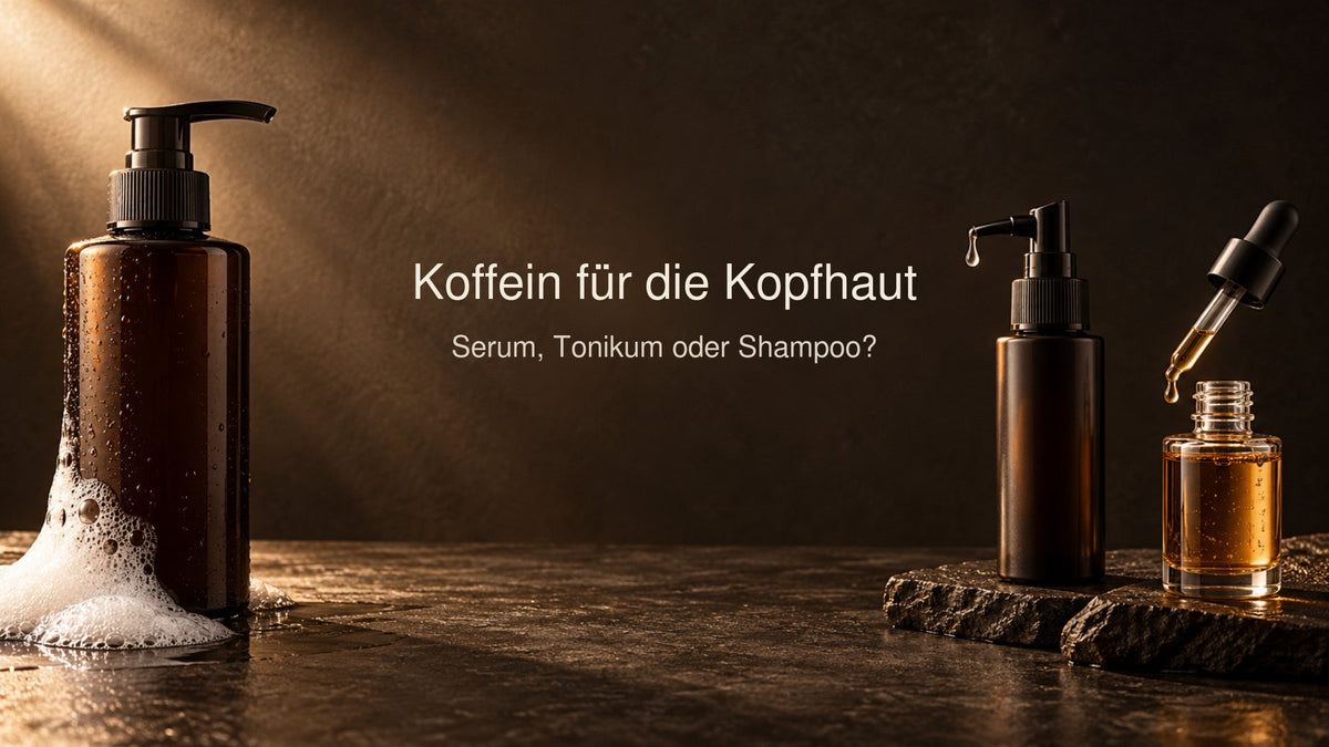 Drei unbeschriftete Kopfhautprodukte auf dunkelbraunem Studiohintergrund zeigen Shampoo mit Schaum, Tonikum mit Dosierspitze und Serum mit Pipette.